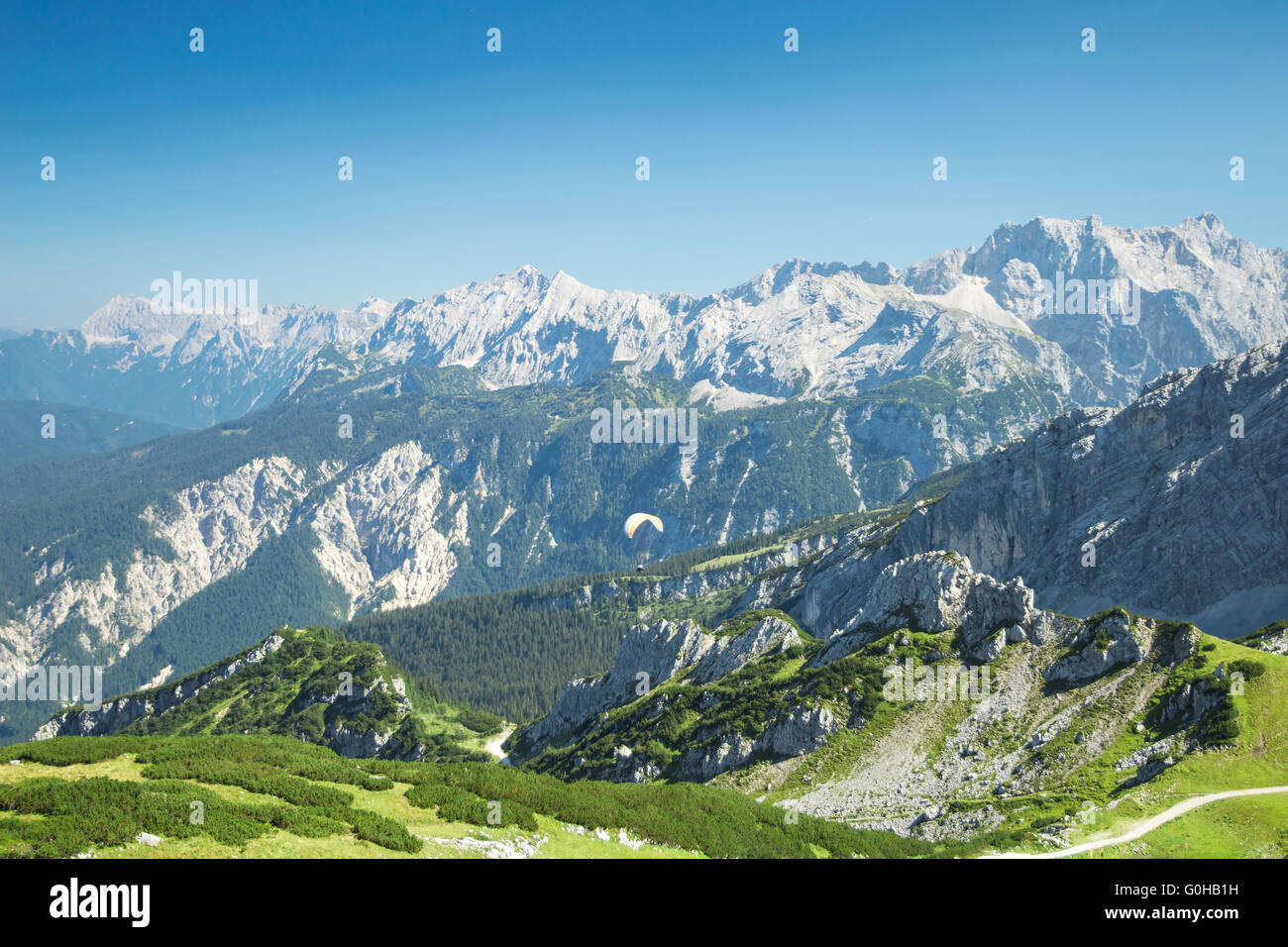 Alpes summer vue aérienne avec planeur parapente plus beau paysage alpin Banque D'Images