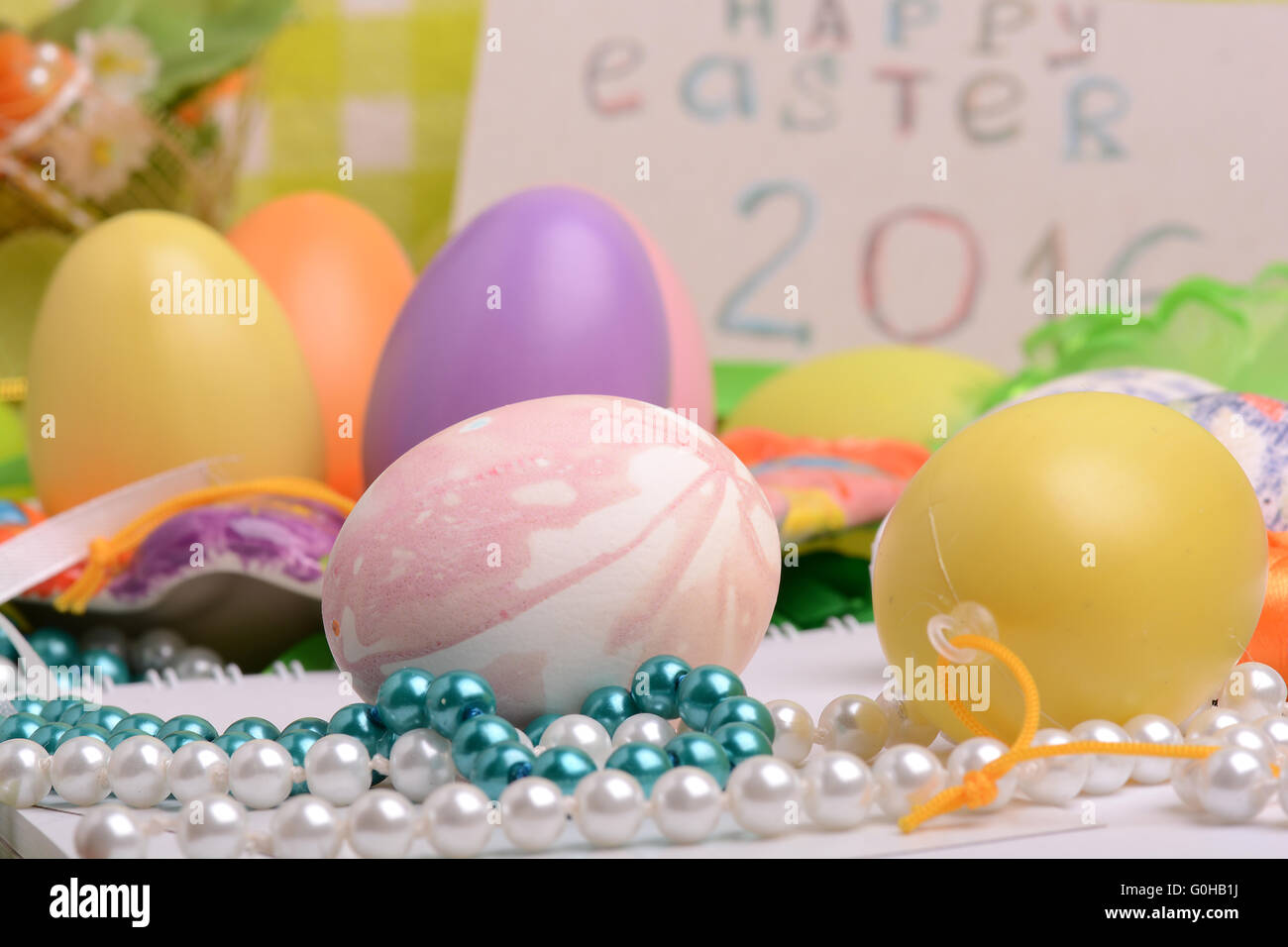 Carte d'invitation avec des oeufs de pâques Banque D'Images