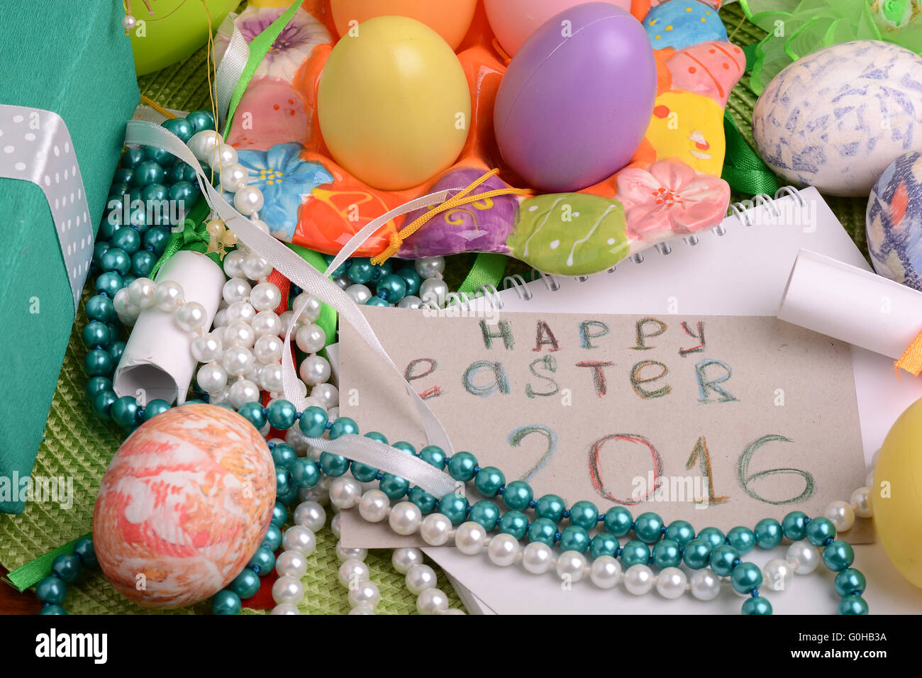 Carte d'invitation avec des oeufs de pâques Banque D'Images