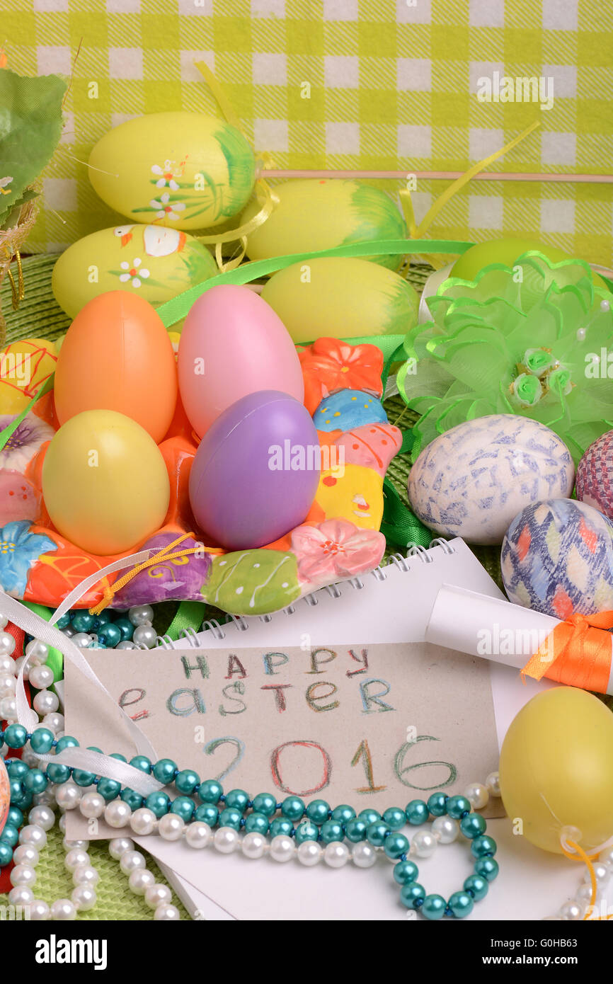 Carte d'invitation avec des oeufs de pâques Banque D'Images