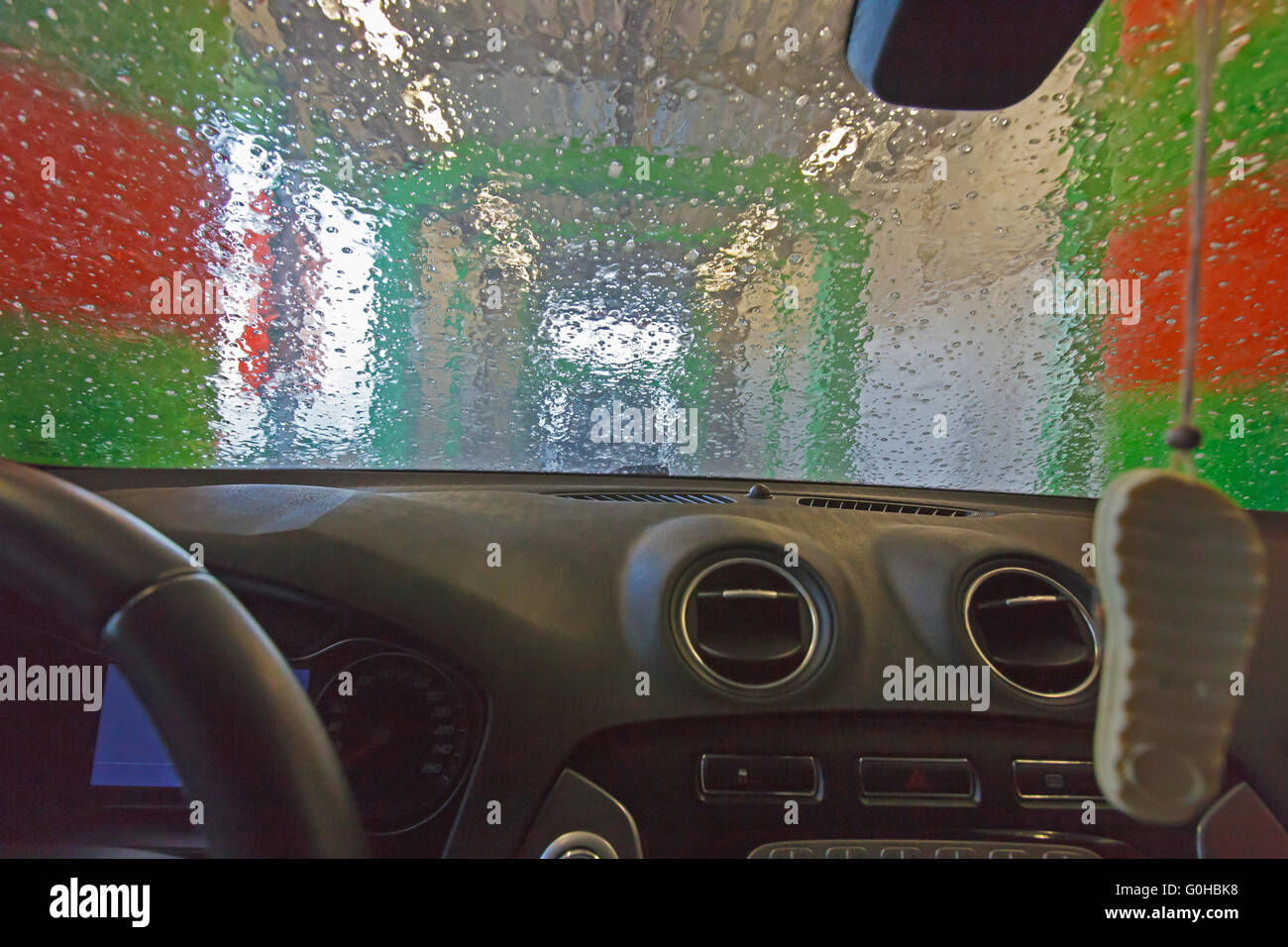 De lavage automatique. vue depuis la voiture d'une voiture passant la rondelle (flou, effet flou). Banque D'Images
