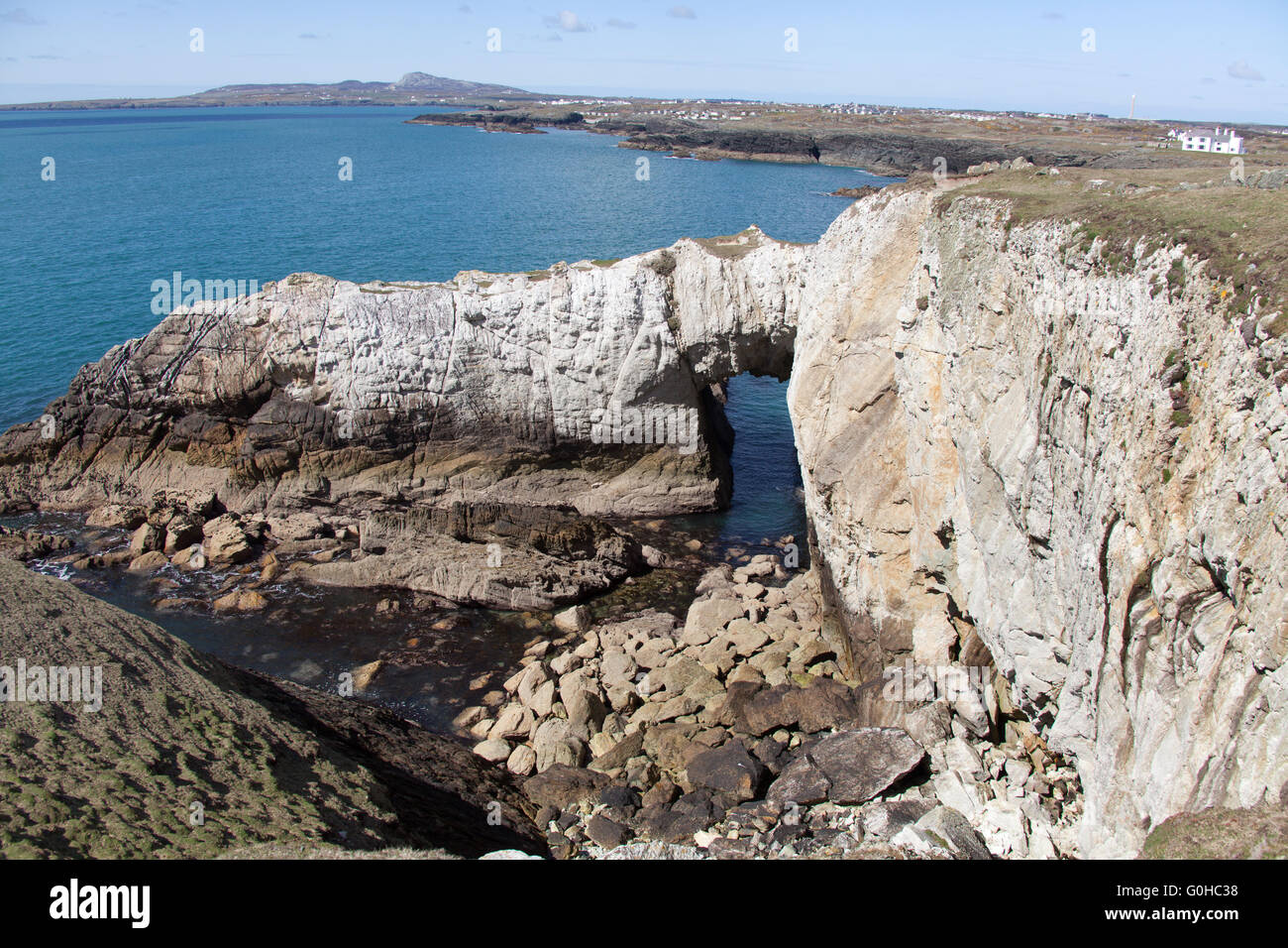 Le Pays de Galles et chemin côtier d'Anglesey en Galles du Nord. Bwa Gwyn arch, sur la côte près de Rhoscolyn Anglesey. Banque D'Images