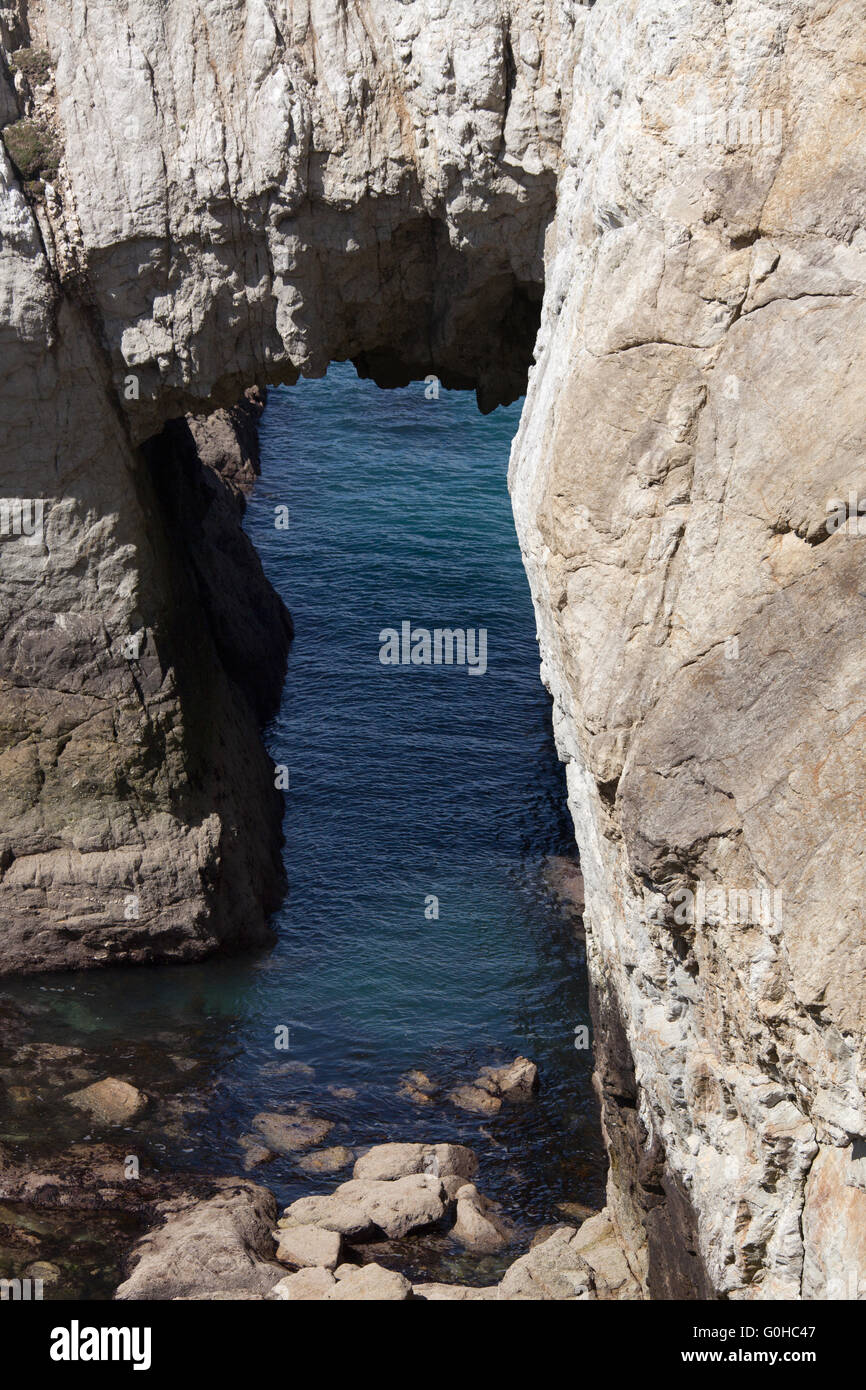 Le Pays de Galles et chemin côtier d'Anglesey en Galles du Nord. Bwa Gwyn arch, sur la côte près de Rhoscolyn Anglesey. Banque D'Images