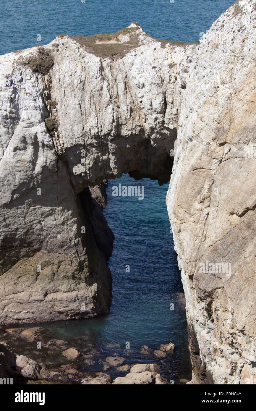 Le Pays de Galles et chemin côtier d'Anglesey en Galles du Nord. Bwa Gwyn arch, sur la côte près de Rhoscolyn Anglesey. Banque D'Images