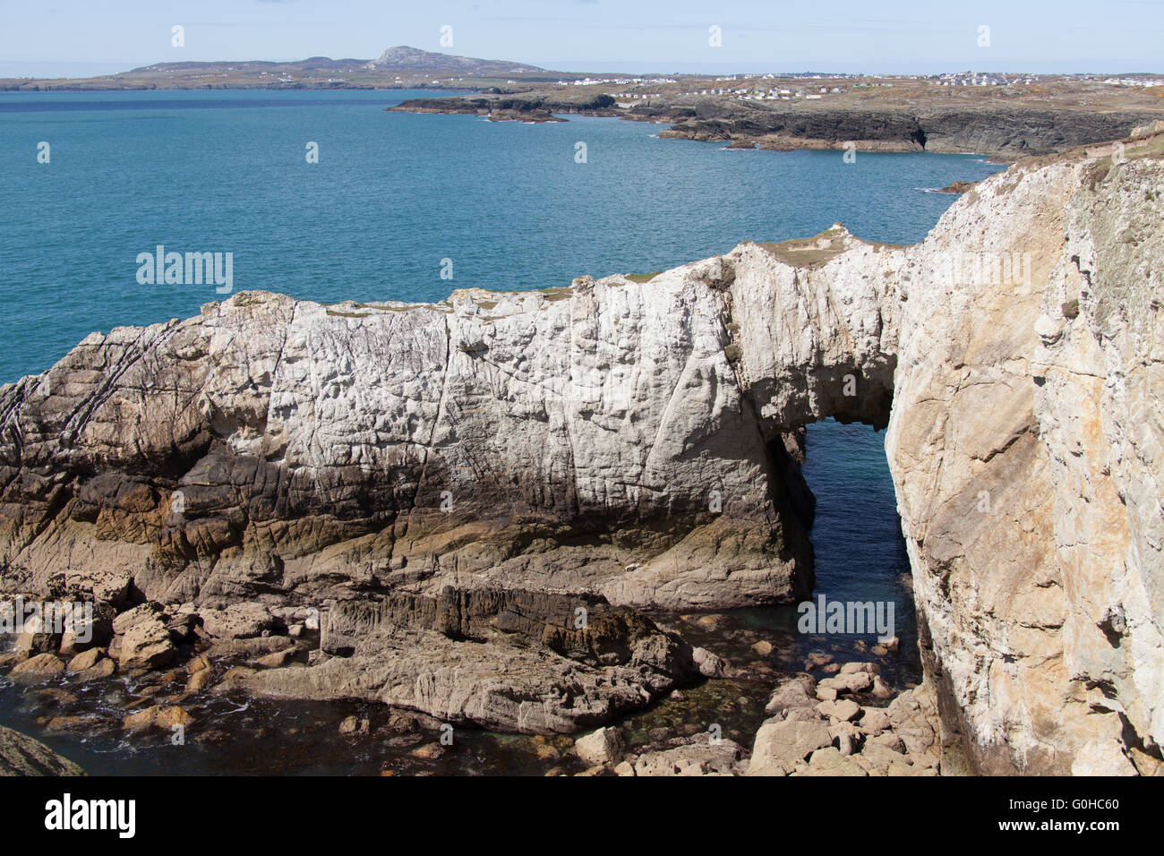 Le Pays de Galles et chemin côtier d'Anglesey en Galles du Nord. Bwa Gwyn arch, sur la côte près de Rhoscolyn Anglesey. Banque D'Images