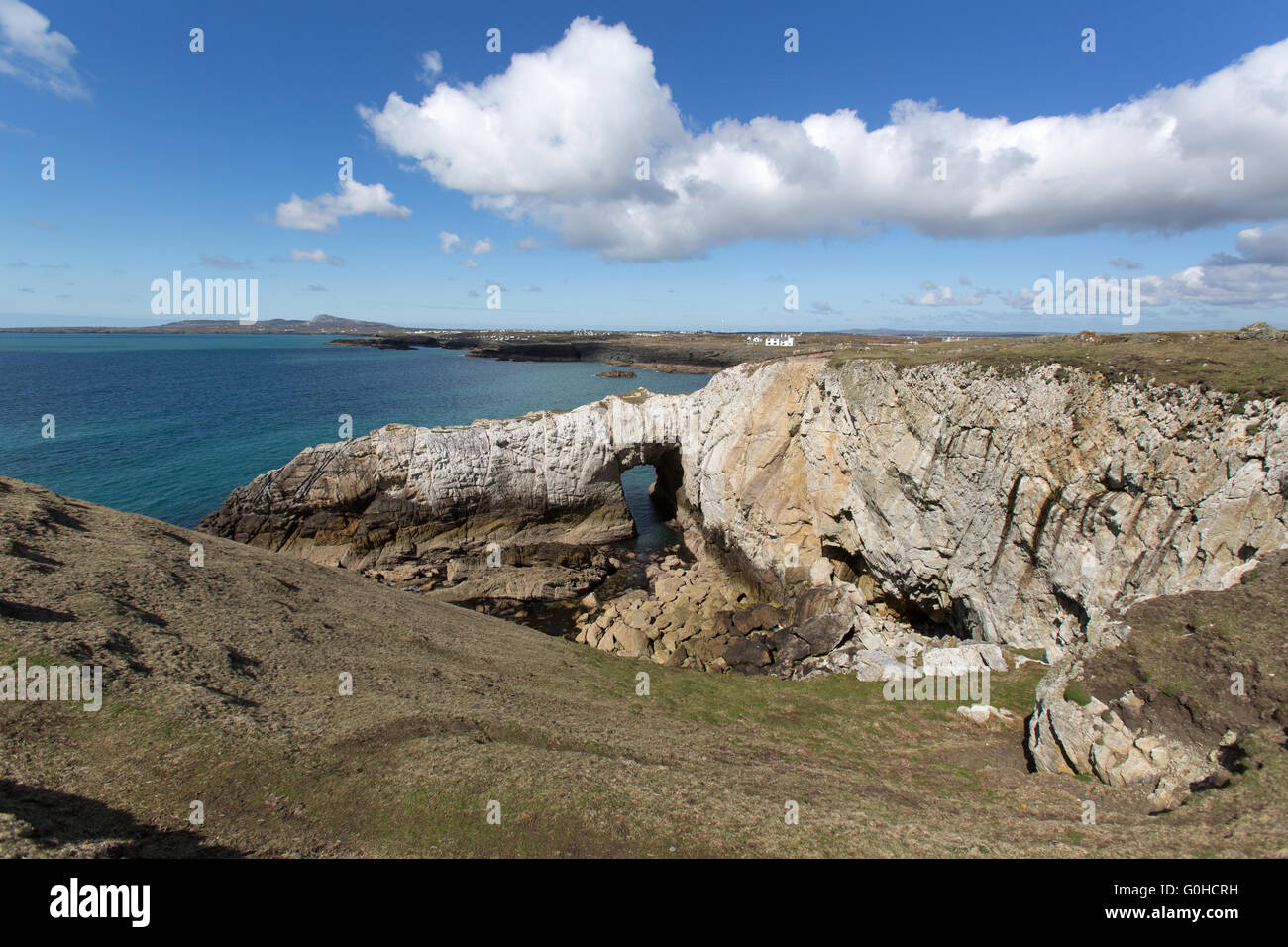 Le Pays de Galles et chemin côtier d'Anglesey en Galles du Nord. Bwa Gwyn arch, sur la côte près de Rhoscolyn Anglesey. Banque D'Images