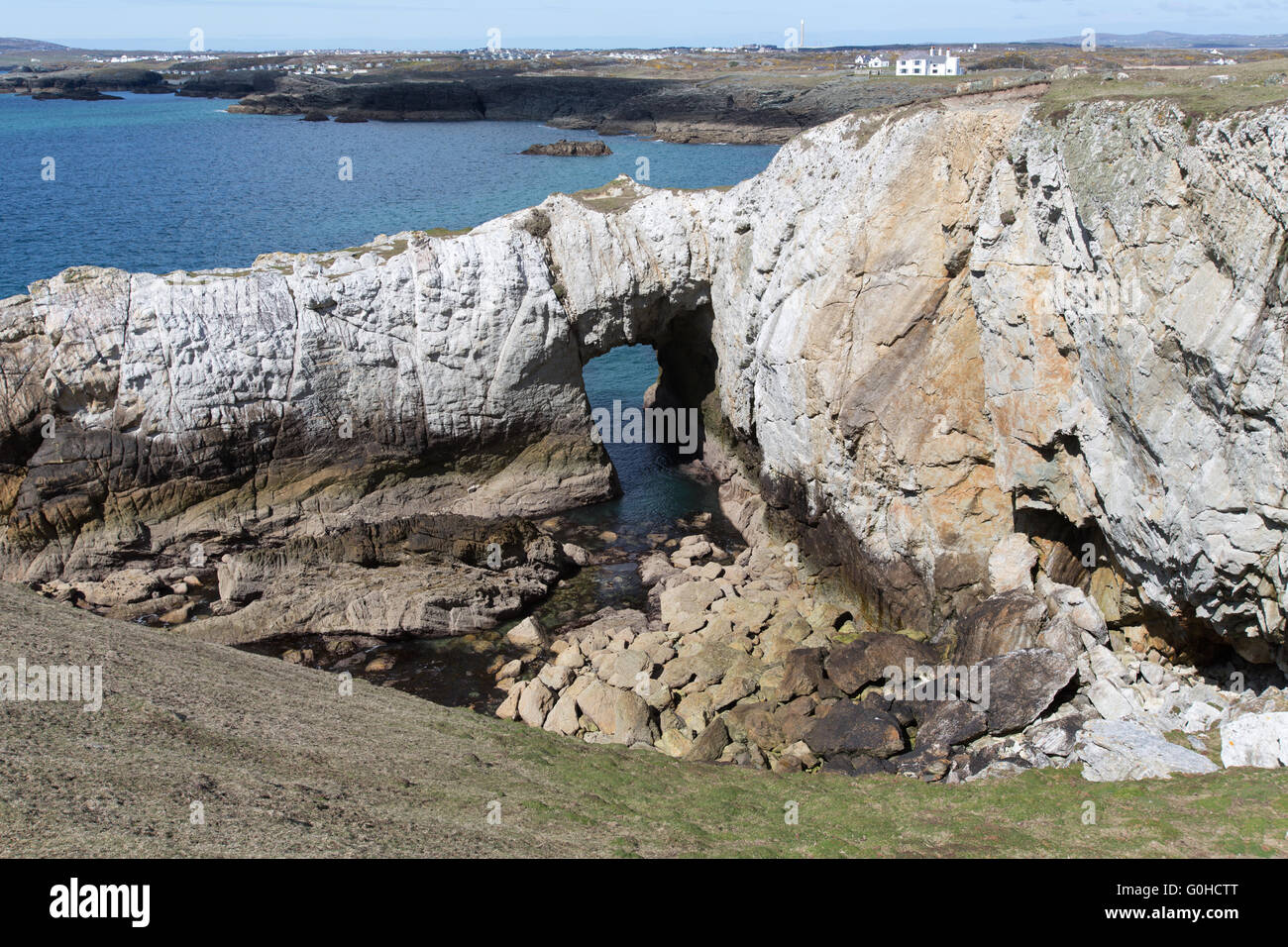 Le Pays de Galles et chemin côtier d'Anglesey en Galles du Nord. Bwa Gwyn arch, sur la côte près de Rhoscolyn Anglesey. Banque D'Images