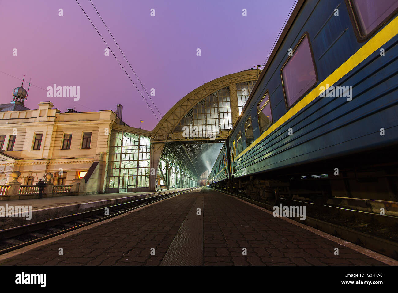 Le train sur la plate-forme de station de chemin de fer à Lviv . Banque D'Images