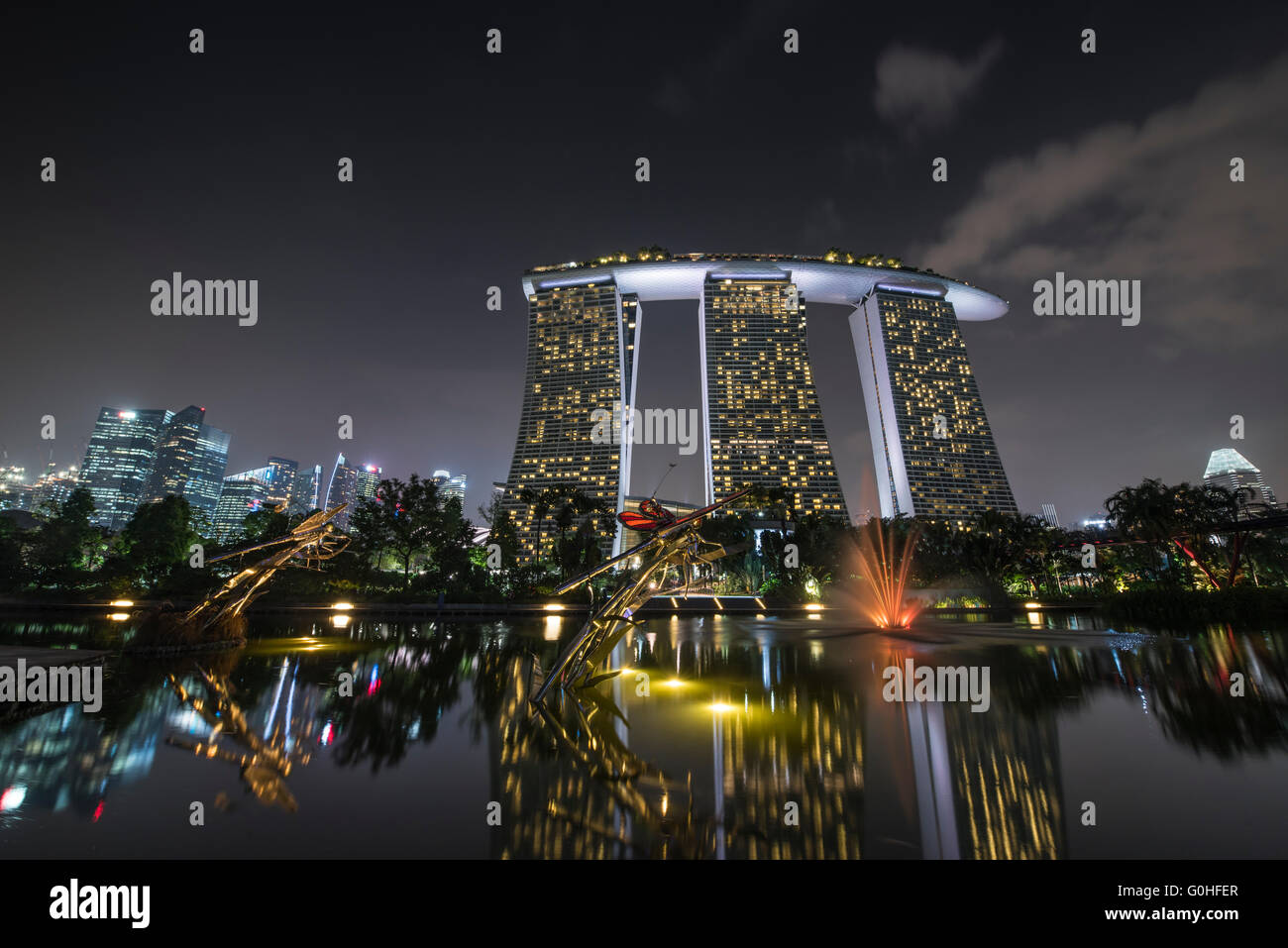 Vue de la nuit de Marina Bay Sands Hôtel des jardins de la baie au cours de la lumière, Singapour Banque D'Images