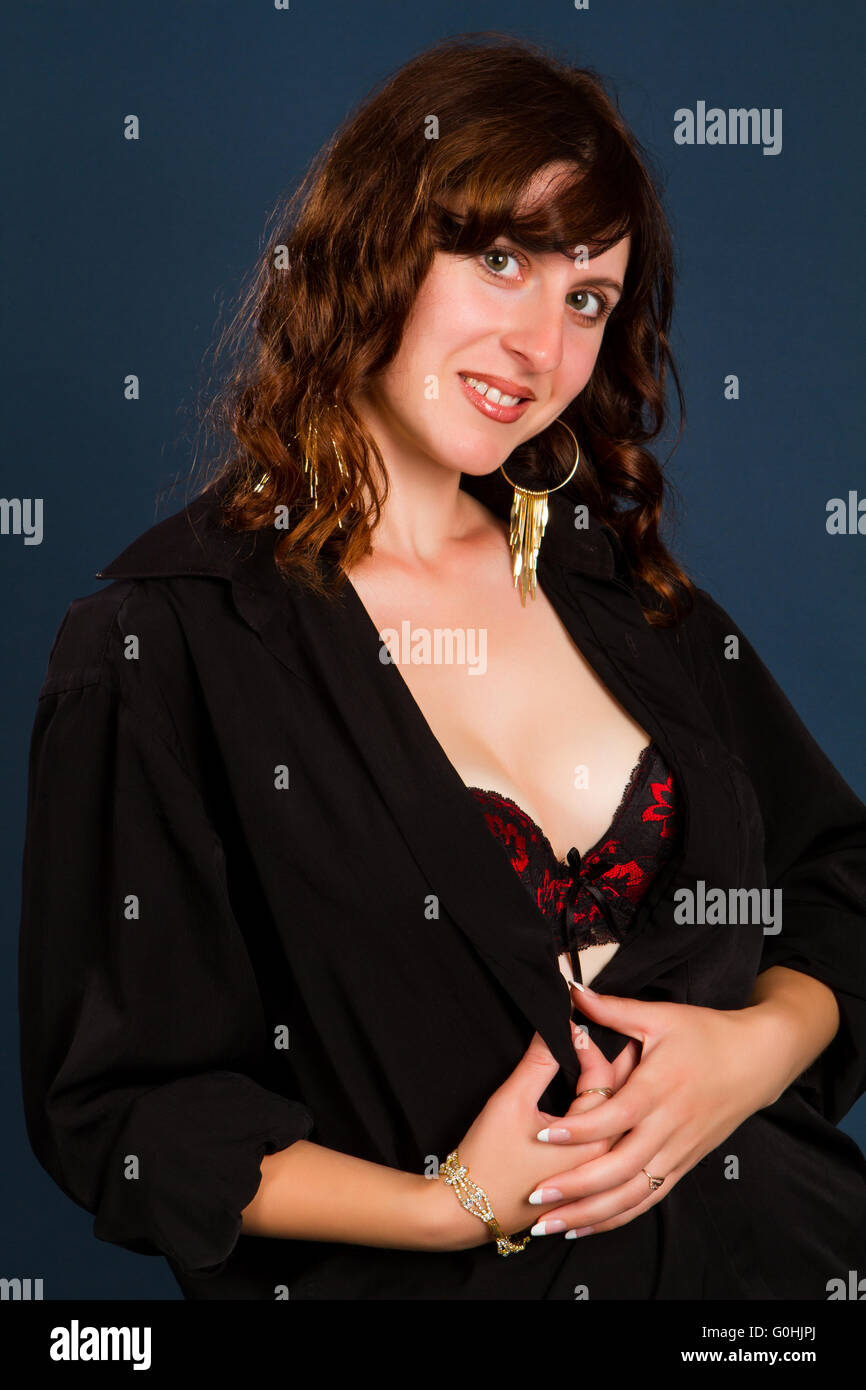 Girl in a black man's shirt sur fond sombre Banque D'Images