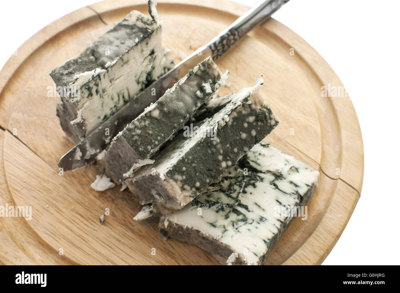 Tranches de fromage blanc de forfaitaire moisis et couteau sur plateau en bois isolé sur fond blanc Banque D'Images
