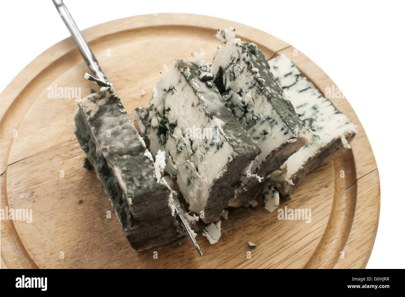 Tranches de fromage blanc de forfaitaire moisis et couteau sur plateau en bois isolé sur fond blanc Banque D'Images