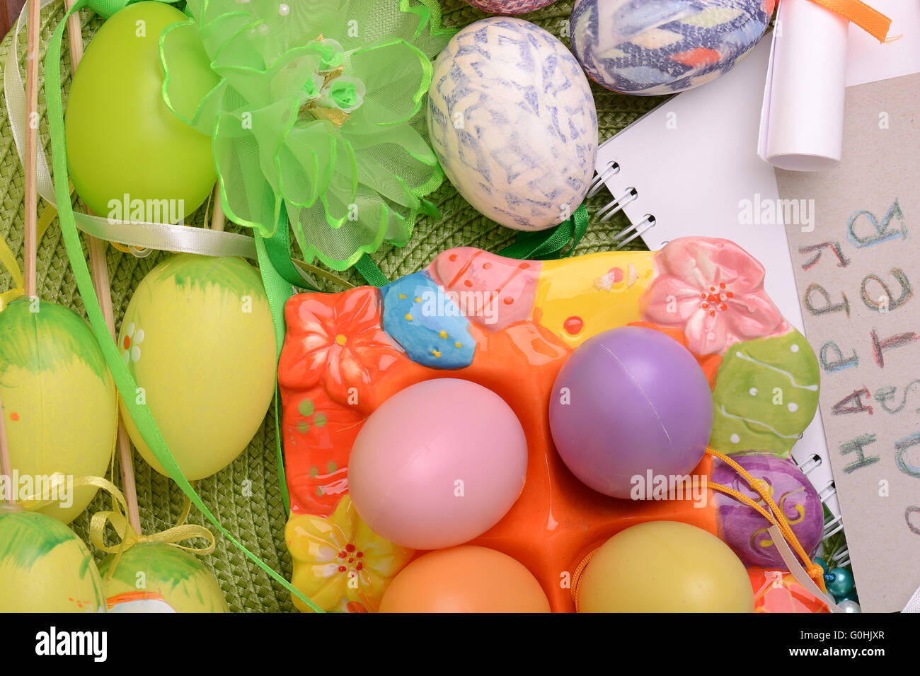 Carte d'invitation avec des oeufs de pâques Banque D'Images