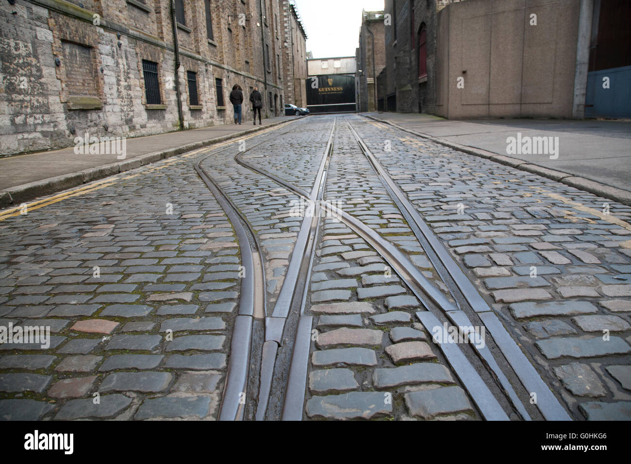 Rues pavées d'origine à l'extérieur de l'Entrepôt Guinness Brewery à Dublin en Irlande avec d'anciennes lignes de tramway Banque D'Images