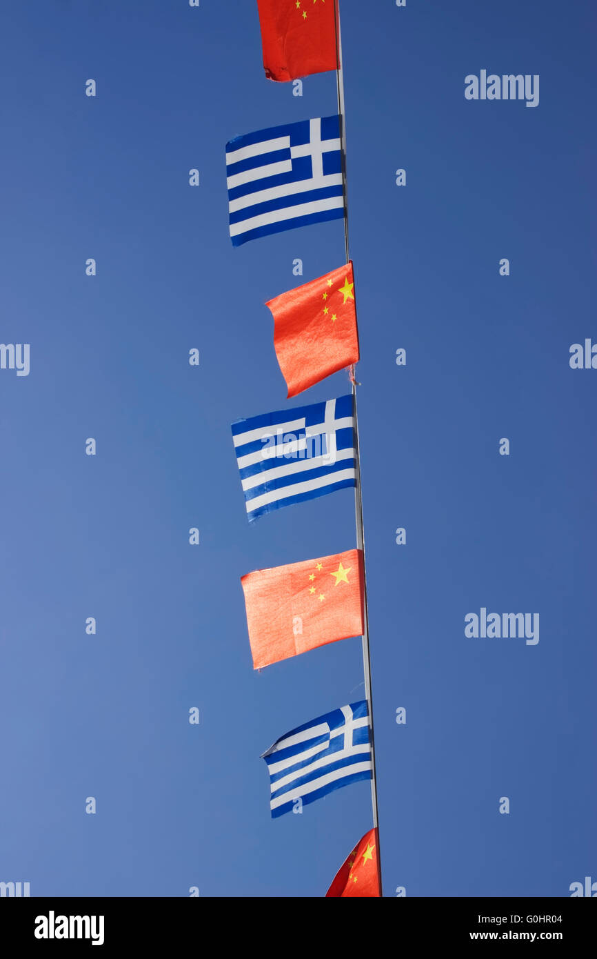 Les drapeaux des pays grecs et chinois servir comme éléments décoratifs en agitant sous les rues de China Town, district Vardaris, Salonique Banque D'Images