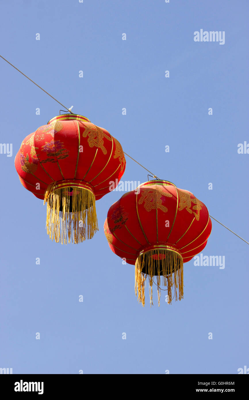 Deux Chinois lampions rouges suspendus à une chaîne, servir comme éléments décoratifs rue généraux dans China Town, Thessalonique, Grèce Banque D'Images