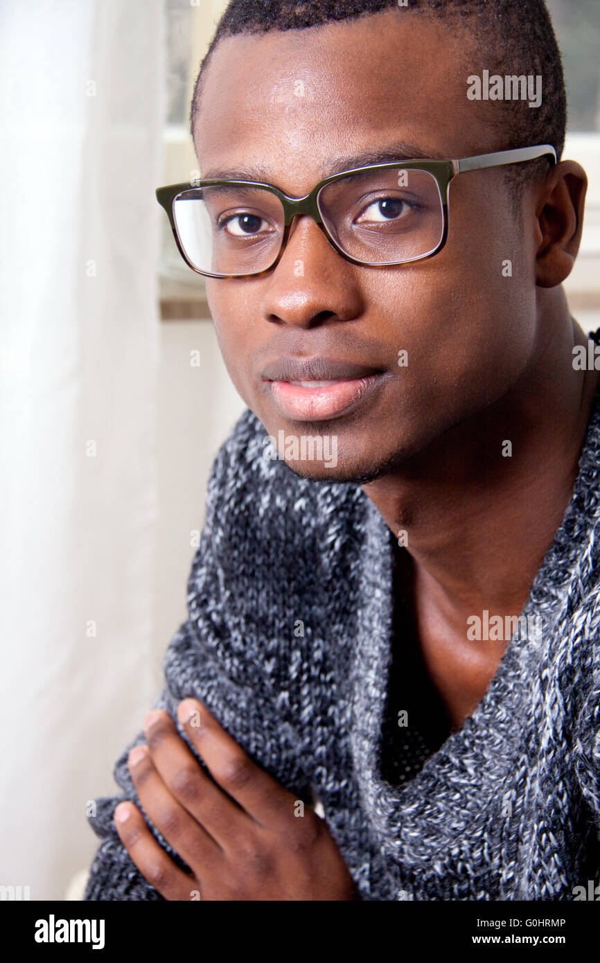 Portrait d'un homme noir avec beau visage Photo Stock - Alamy