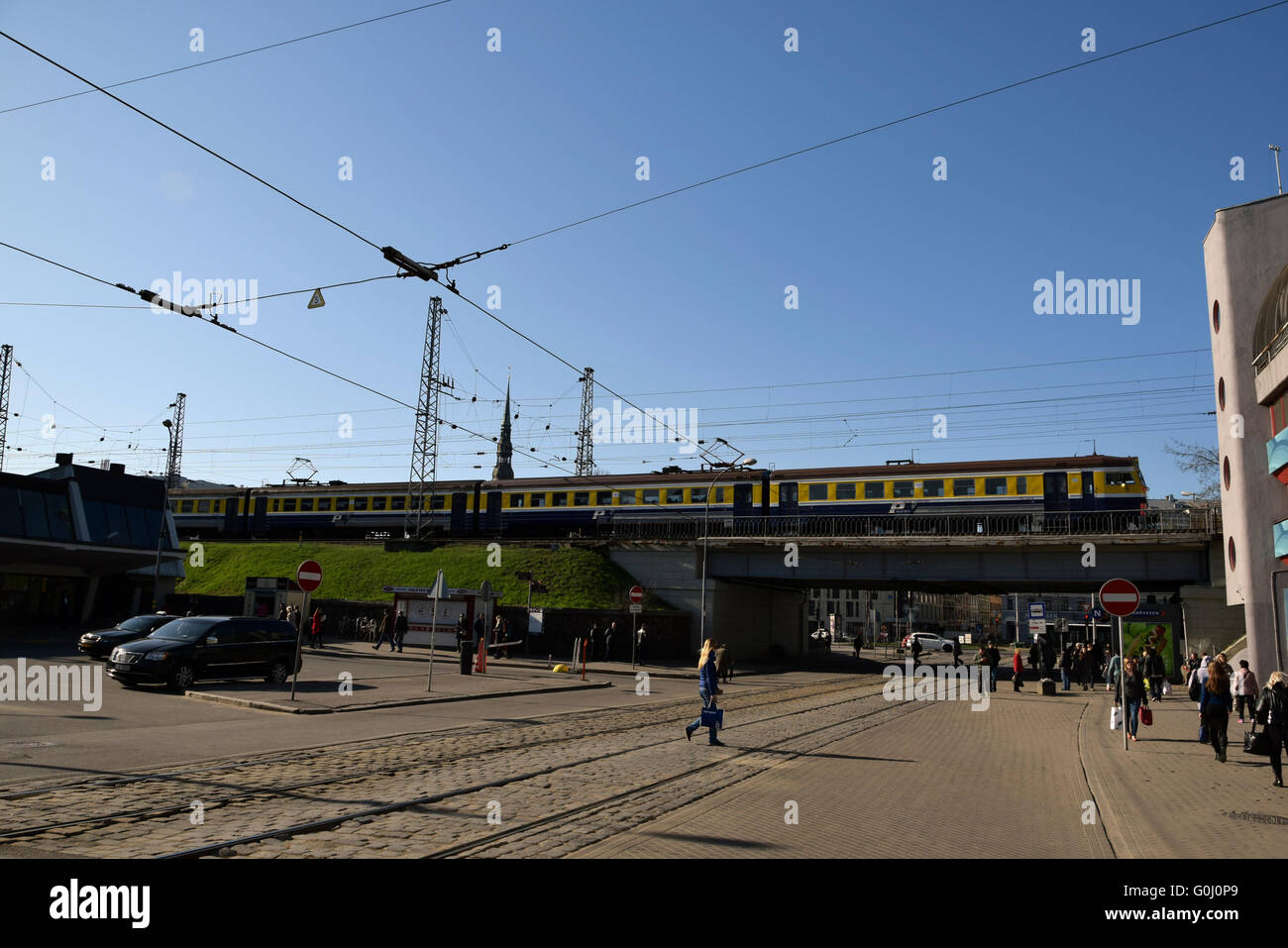 Riga, Lettonie, mai 2015. Réseau express régional train UEM un viaduc nera la gare principale Banque D'Images