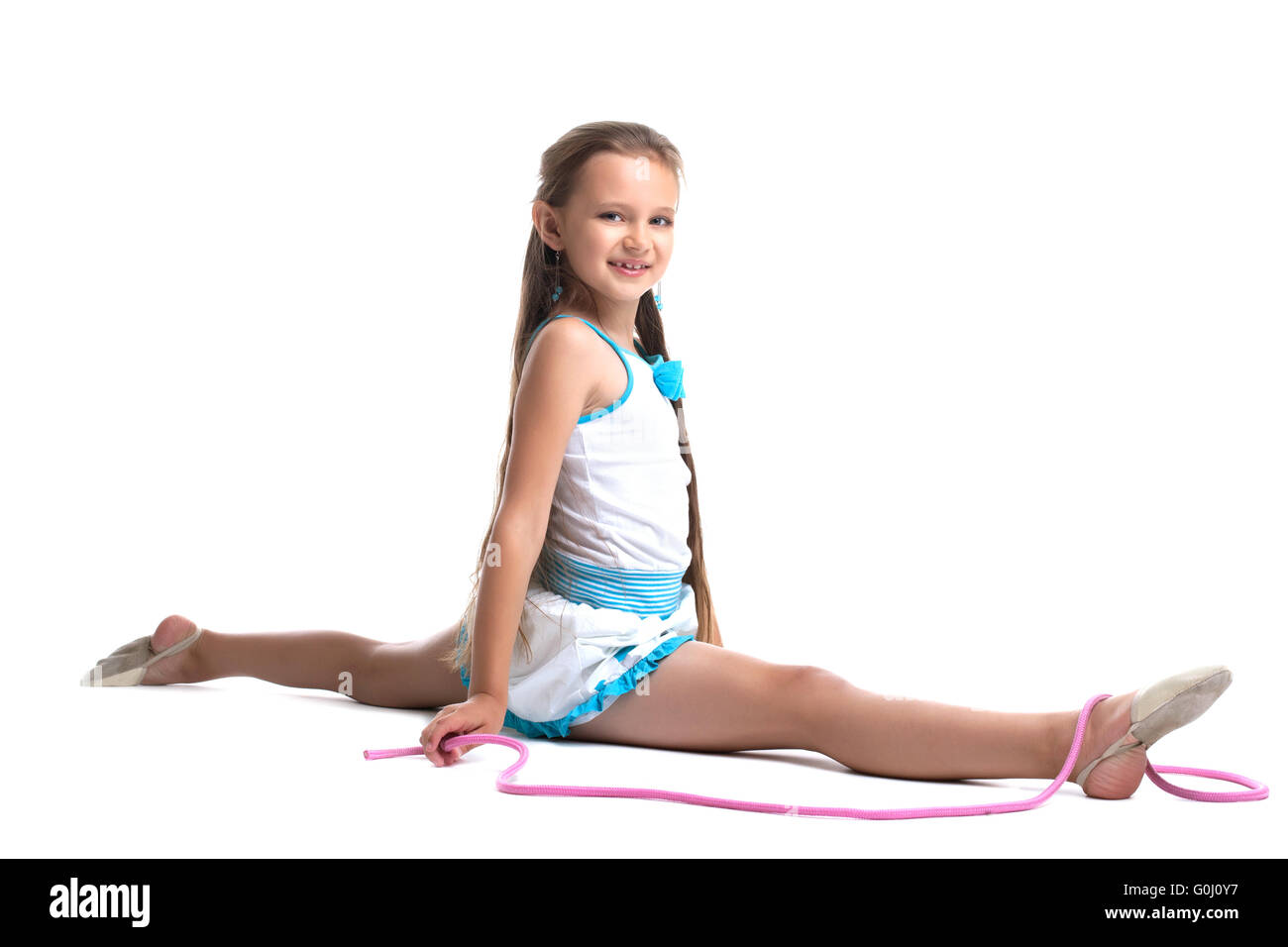 Jeune enfant gymnaste de faire scission avec la corde à sauter Banque D'Images