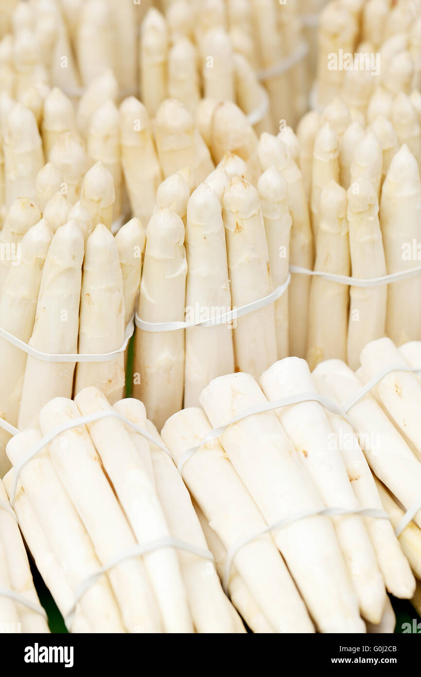 Asperges fraîches de saison sur market Banque D'Images