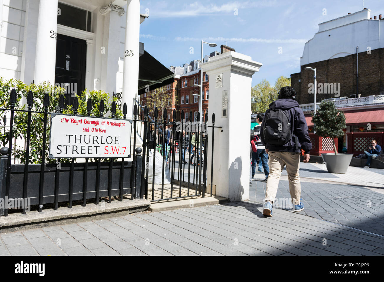 Un touriste solitaire marcher vers le quartier des musées de South Kensington, London, UK Banque D'Images