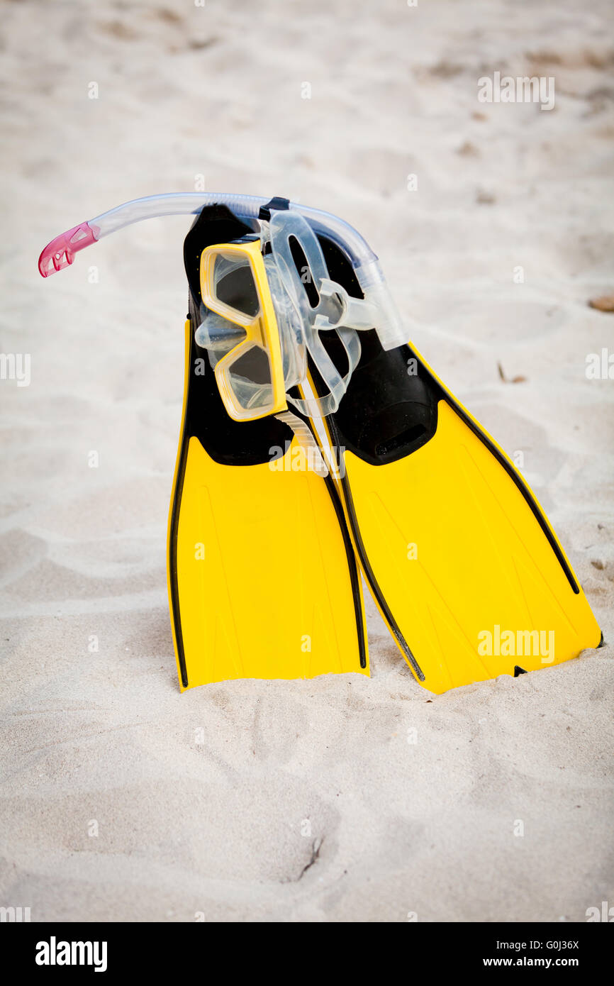 Palmes masque et tuba jaune sur la plage en été Banque D'Images