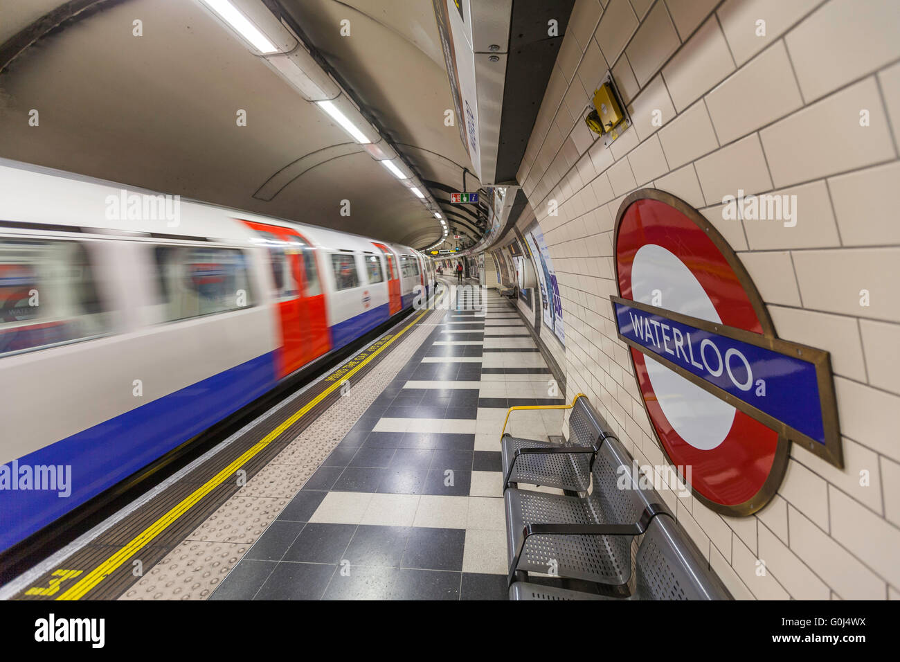 La station de métro Waterloo à Londres, au Royaume-Uni, comme un train arrive Banque D'Images