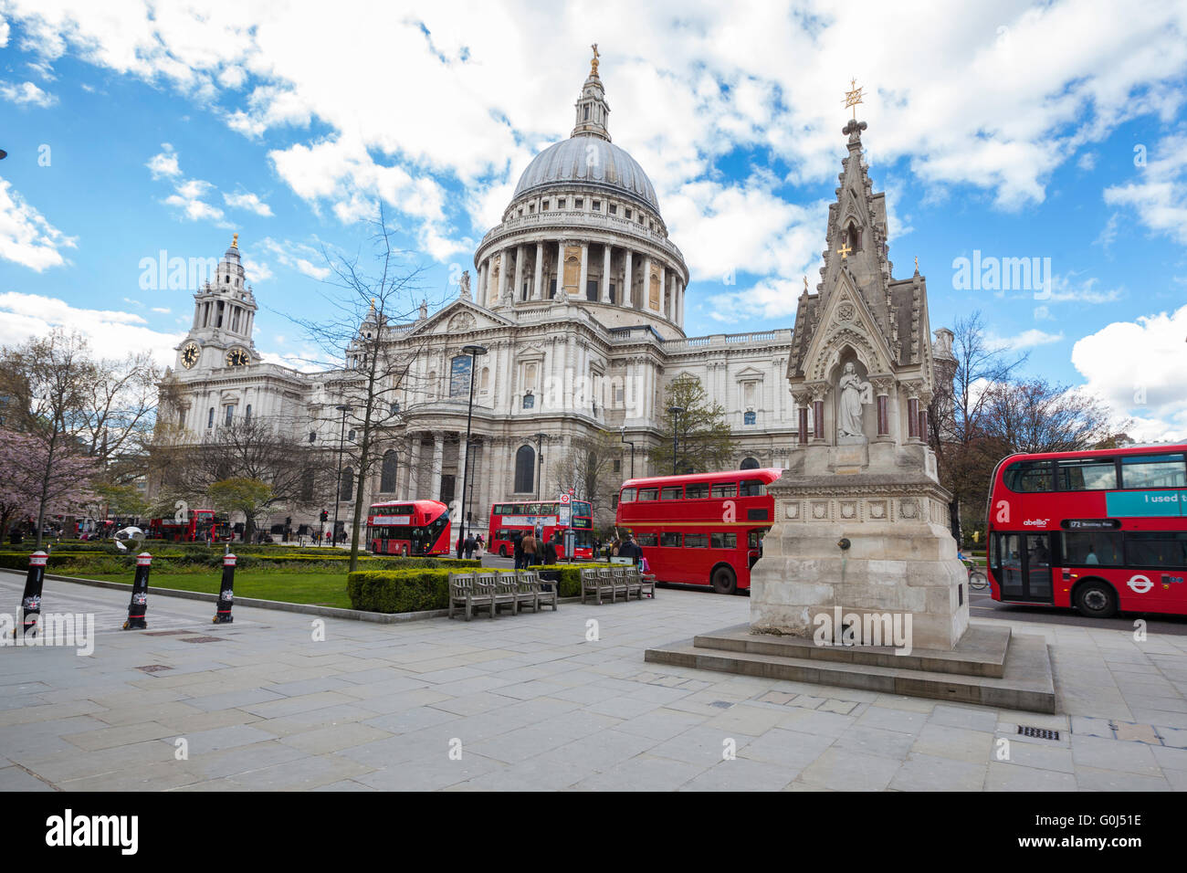 La Cathédrale Saint Paul de Londres et ses bus rouges Banque D'Images