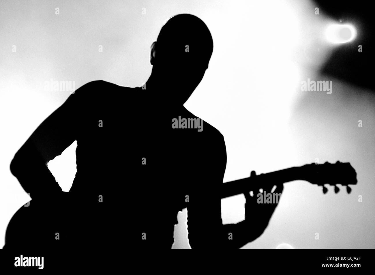 Barcelone - DEC 29 : Silhouette de la guitariste de Cyan (band) effectue à la FNAC Fête de la musique. Banque D'Images