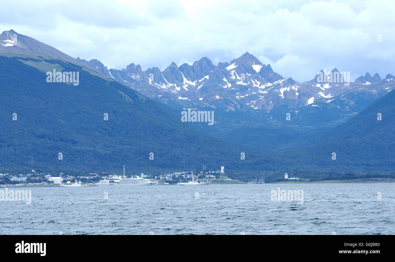 Les bateaux de croisière amarrés sur les quais de Puerto Williamson sur l'Île Navarino dans le canal de Beagle, la Terre de Feu, Chili Banque D'Images