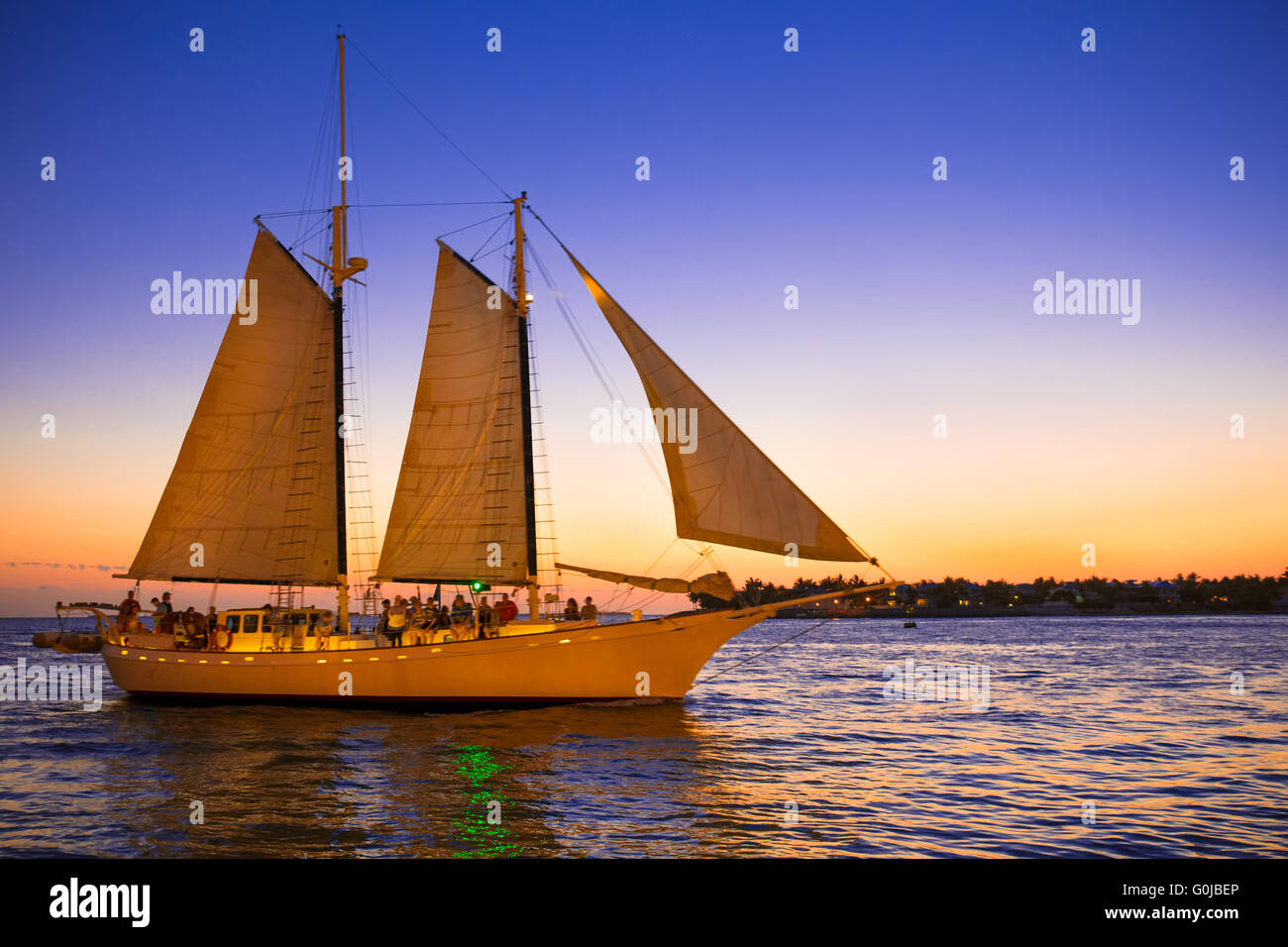 Beau voilier au coucher du soleil vu de Key West en Floride Banque D'Images