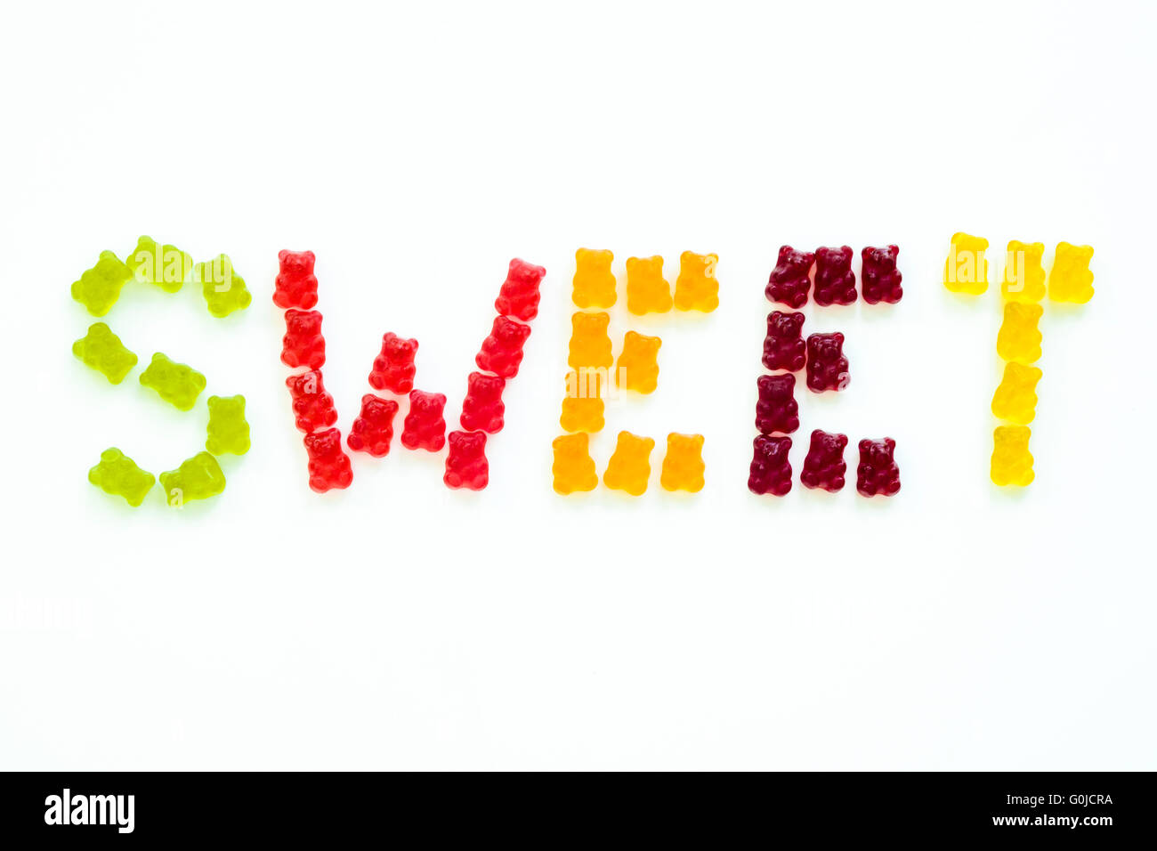 Groupe d'ours gommeux formant le mot 'sweet' en plusieurs couleurs avec fond isolé Banque D'Images