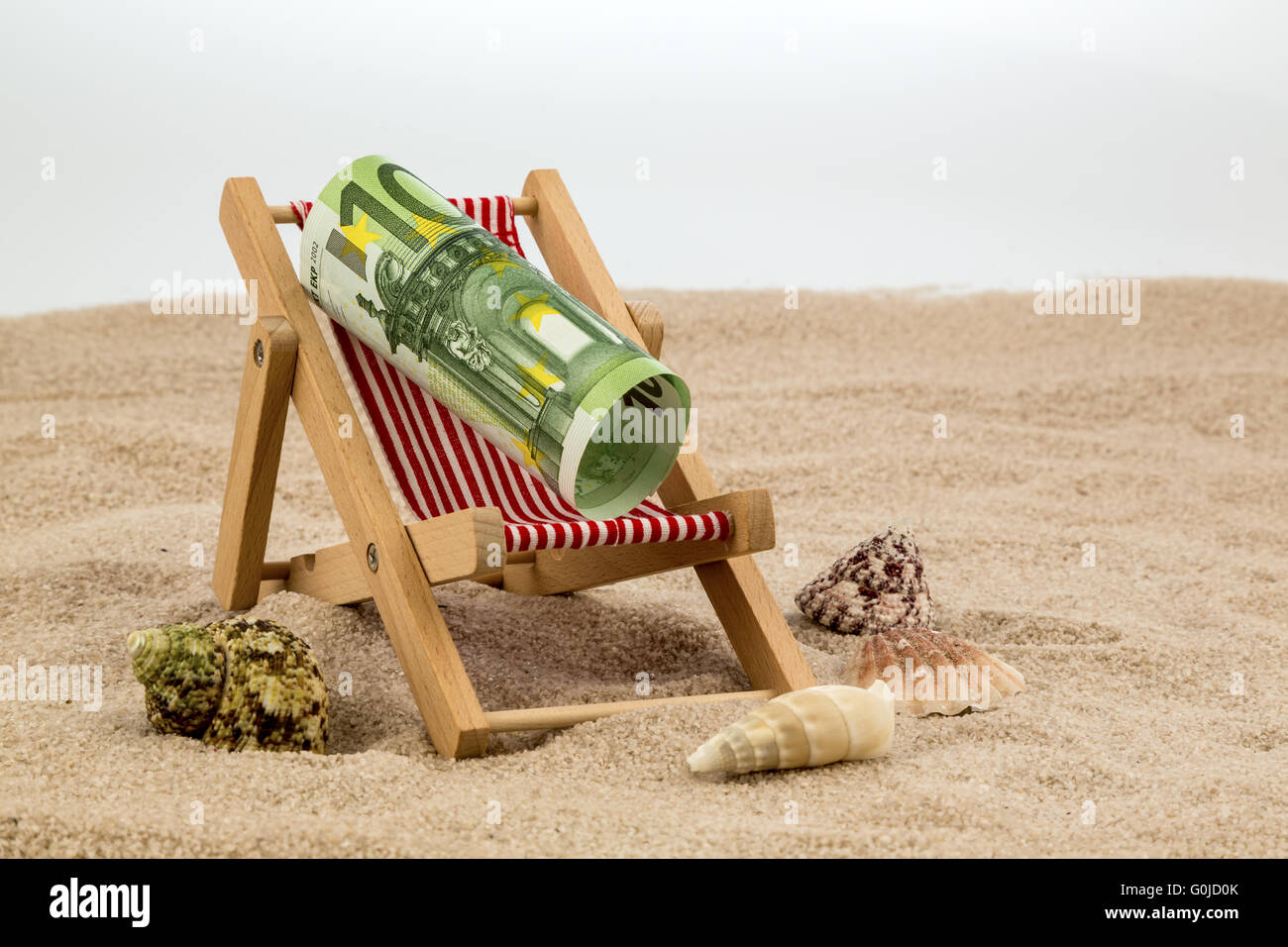 Chaise de plage avec billet d'euro Banque D'Images