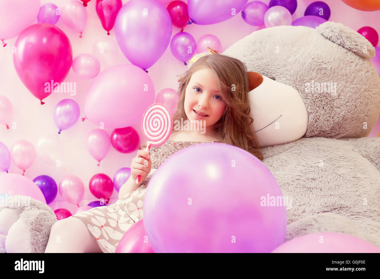 Cute girl with lollipop posing looking at camera Banque D'Images