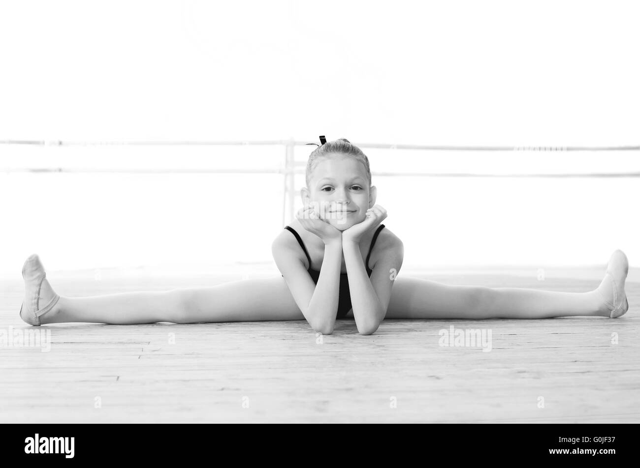 Photo en noir et blanc. Ballerine mignon faisant split Banque D'Images