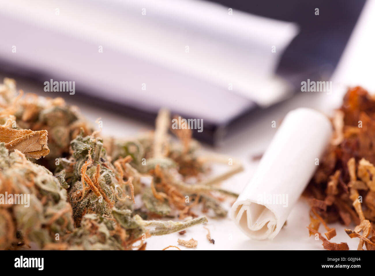 Cannabis séché sur papier à rouler avec filtre Banque D'Images