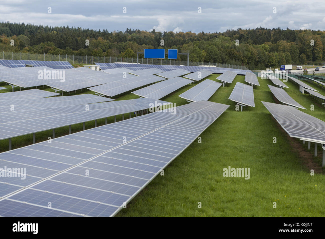 Siliciom bleu avec champ d'énergie de remplacement de cellules solaires Banque D'Images