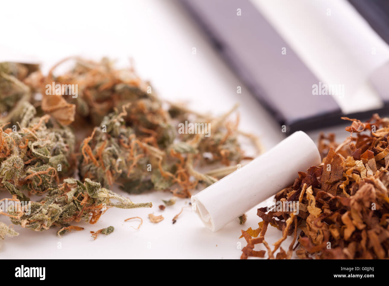 Cannabis séché sur papier à rouler avec filtre Banque D'Images