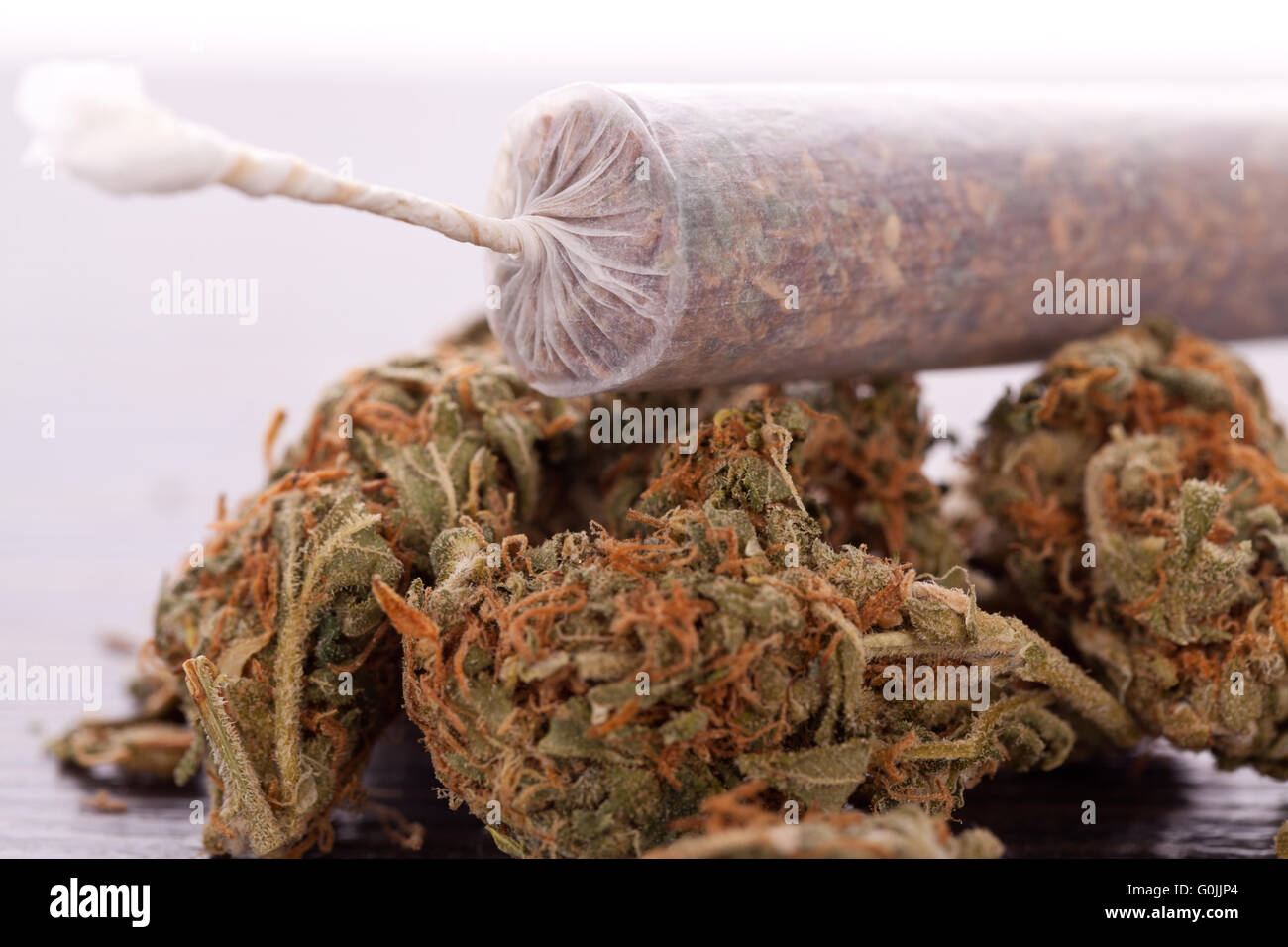 Close up de feuilles de marijuana séchée et des articulations Banque D'Images