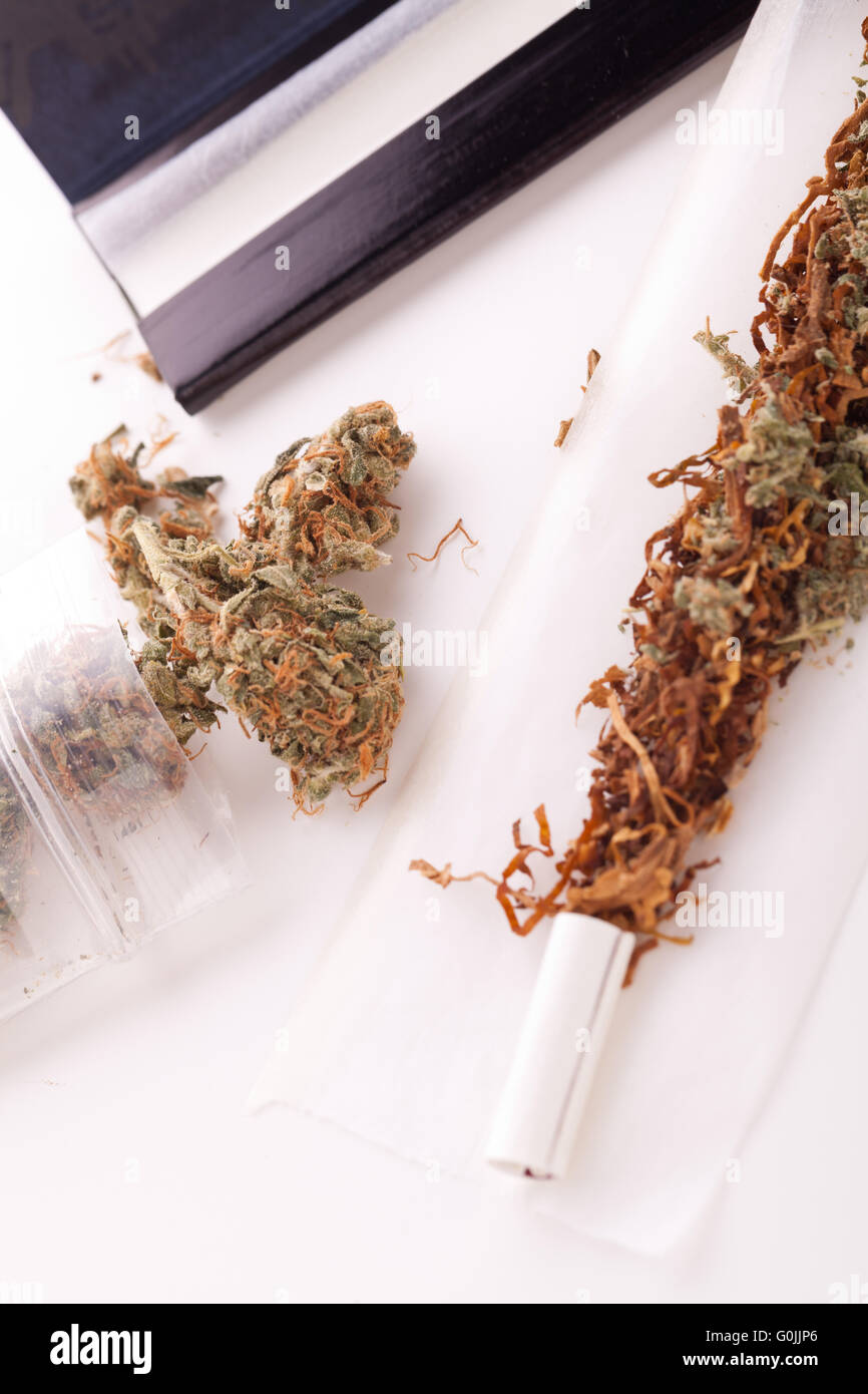 Cannabis séché sur papier à rouler avec filtre Banque D'Images
