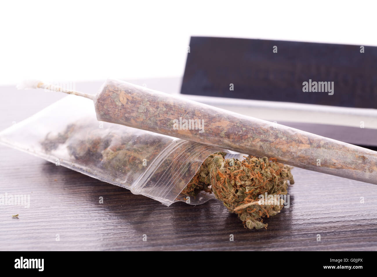 Cannabis séché sur papier à rouler avec filtre Banque D'Images