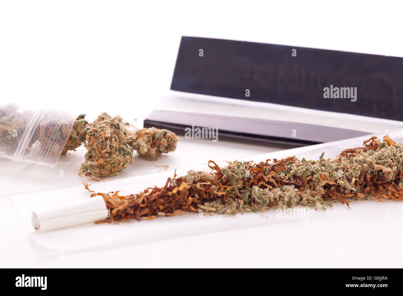 Cannabis séché sur papier à rouler avec filtre Banque D'Images