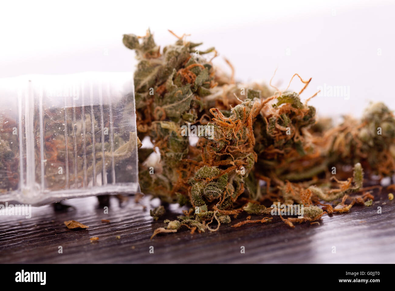 Close up de la marijuana séchée feuilles sur la table Banque D'Images