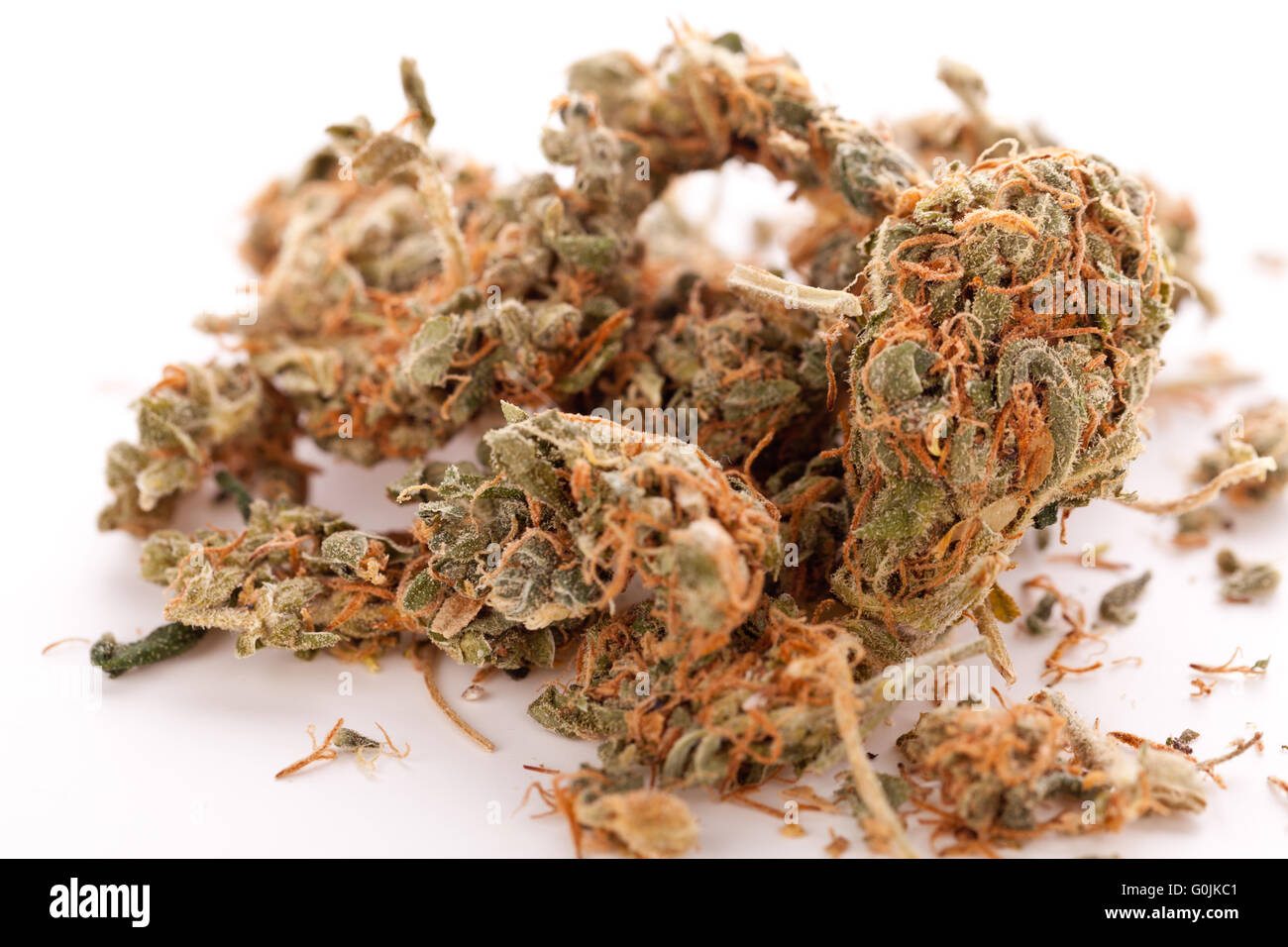 Close up de la marijuana séchée feuilles sur la table Banque D'Images