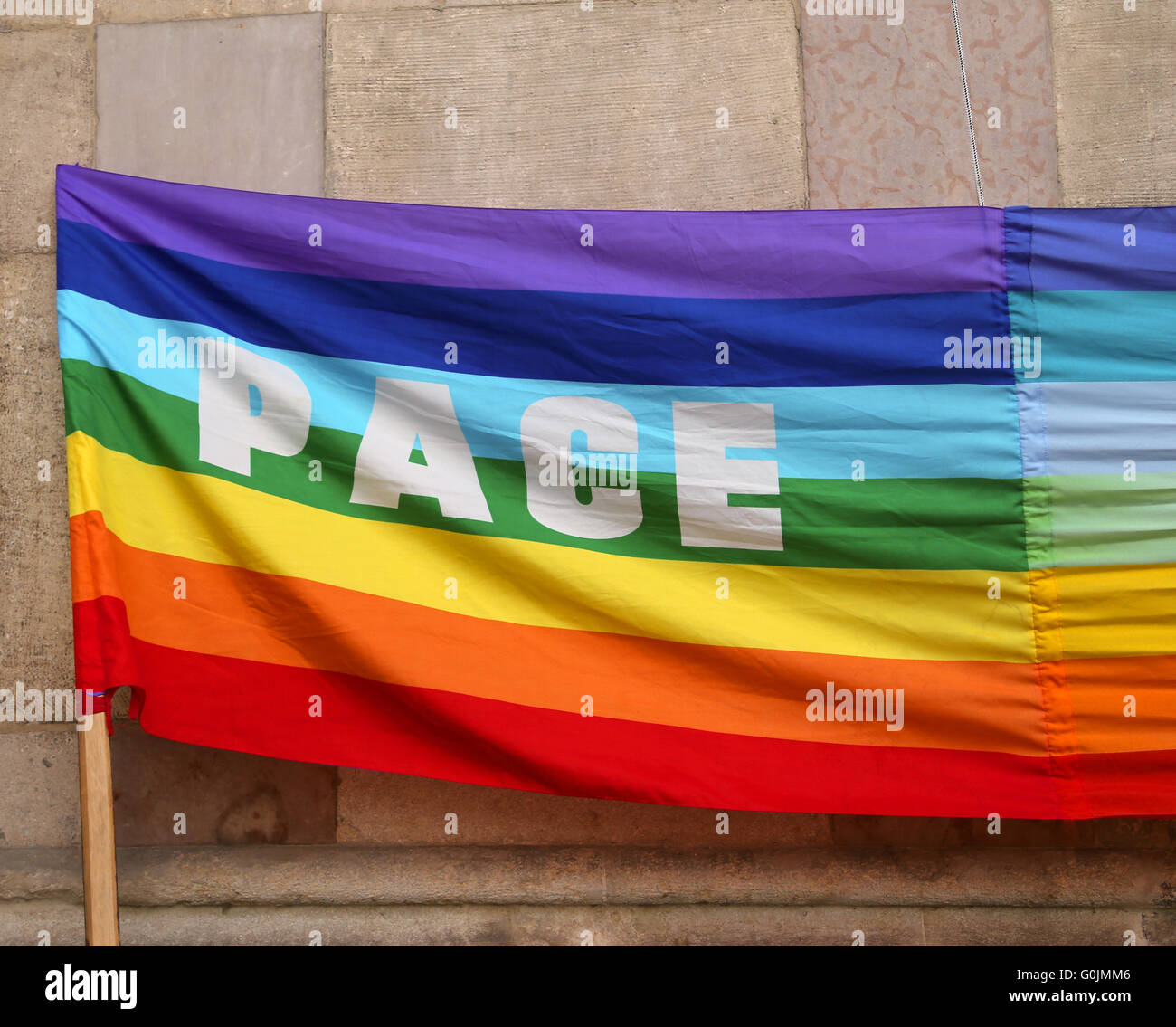 Des drapeaux de la paix arc-en-ciel avec de gros rythme écrit en italie Banque D'Images