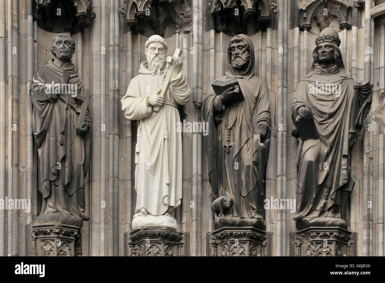 Les figures de saints, de grès, de la cathédrale de Cologne, Cologne, Rhénanie du Nord-Westphalie, Allemagne / Köln, Kolner Dom, Kölner Dom Banque D'Images