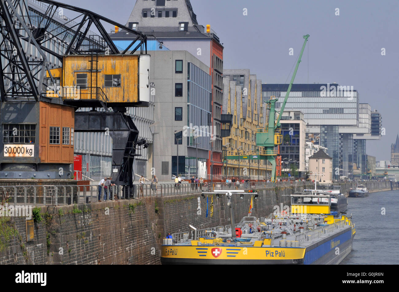 Grue historique, tanker Piz Palu, le sud de l'embarcadère, Cologne, Rhénanie du Nord-Westphalie, Allemagne / Köln, le Piz Palü Banque D'Images