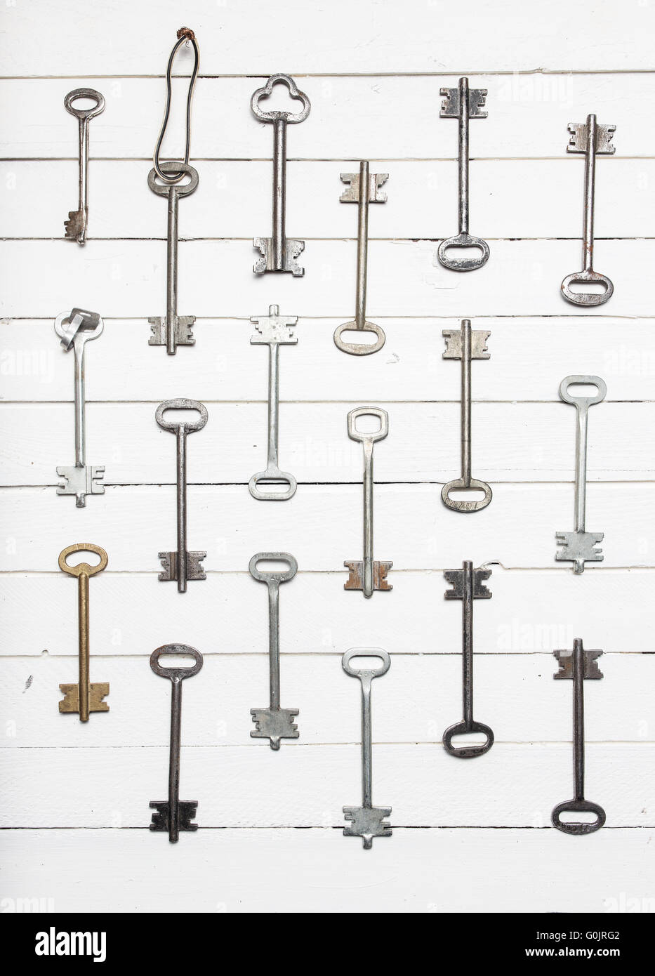 Certains porte clefs alignés sur la surface en bois ancien, de la sûreté et de la sécurité contexte concept Banque D'Images