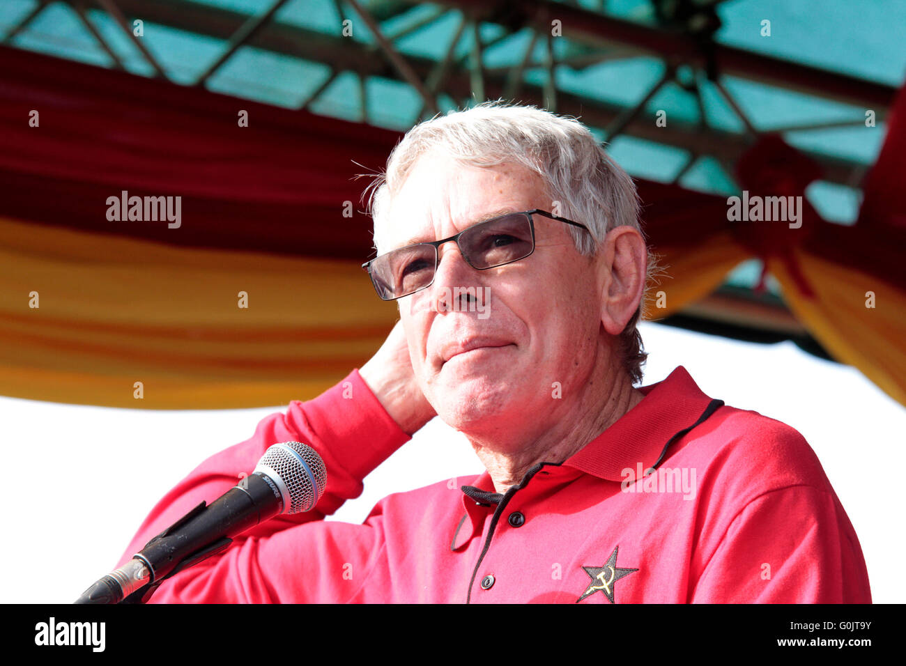 Durban, Afrique du Sud. 1er mai 2016. Jeremy Cronin, le premier secrétaire général adjoint du Parti communiste sud-africain parle de quelque 8 000 personnes que paniers Durban Stade Fontaine Curry pour mai jour fesivities. Photo : Crédit : Giordano Giordano Solley Stolley/Alamy Live News Banque D'Images