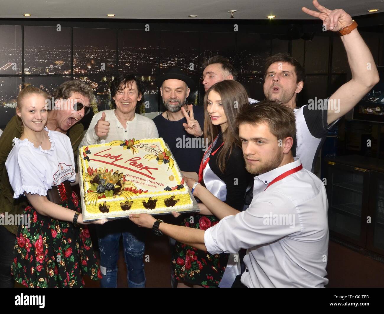Londres. 30 avril, 2016. La Boulangerie polonaise a préparé un gâteau commémoratif pour l'équipe LADY PANK l'occasion du 35e anniversaire de la scene Crédit : Marcin Libera/Alamy Live News Banque D'Images